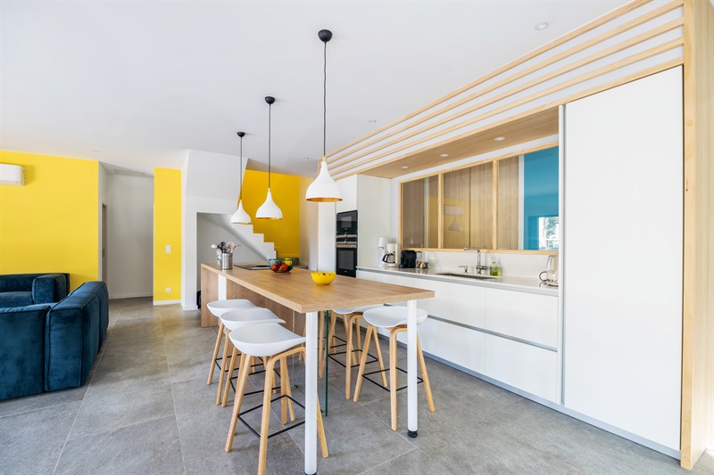 Superbe cuisine ouverte bois et blanc à Lacanau | Raison Home